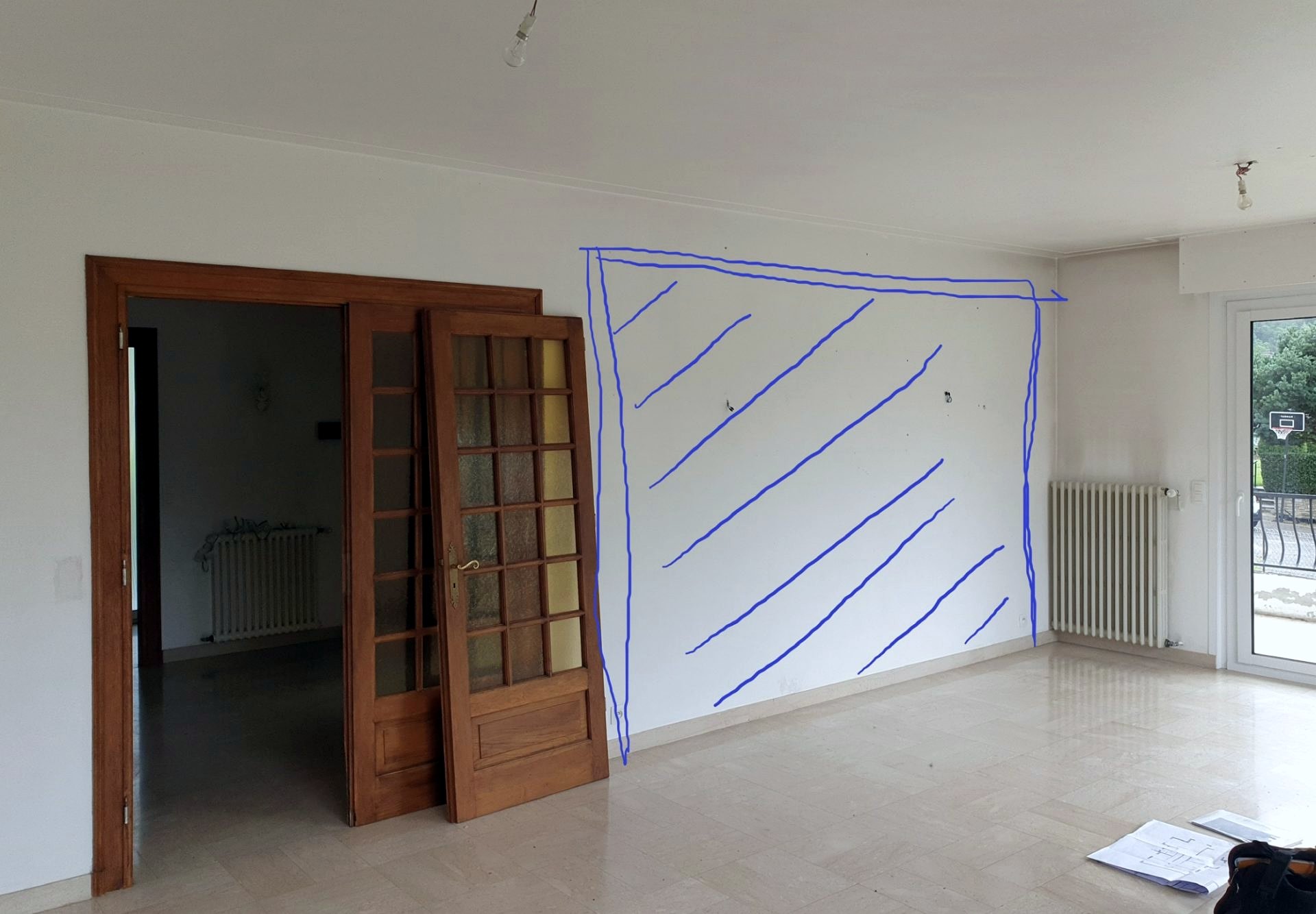 Rénovation de maison à Annecy : séjour avant travaux, sol daté